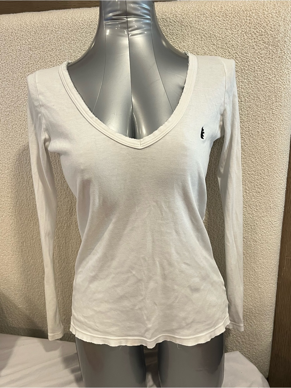 Juicy Couture Women's White Long-Sleeve V-Neck Top